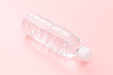 ピンク背景のボトルドウォーター