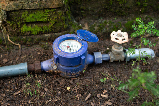 Water meter to regulate the amount of household water usage