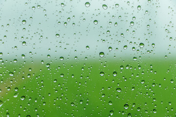 窓ガラスに付いた雨粒