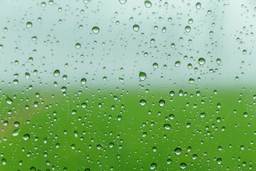 窓ガラスに付いた雨粒