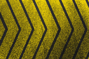 Chevrons jaunes sur asphalte  - obrazy, fototapety, plakaty