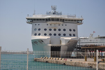 barco grande en el puerto