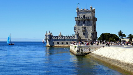 Der Turm von Belem ist das Wahrzeichen von Lissabon an der Mündung des Tejo unter blauem Himmel
