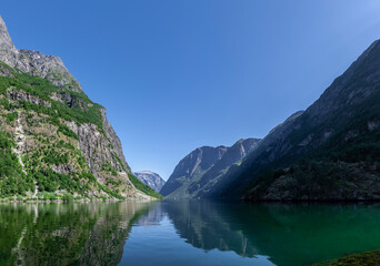 Fototapeta na wymiar Spiegelung im Naerøyfjord in Norwegen