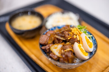 Grill beef rice bowl set