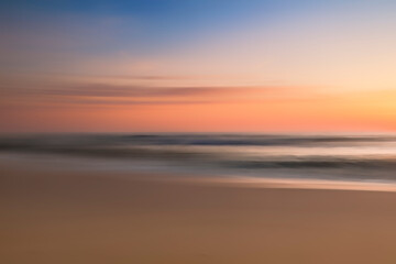 Fototapeta na wymiar Farbenfroher Sonnenuntergang am Meer, Aufnahme mit absichtlicher Kamerabwegung (ICM)