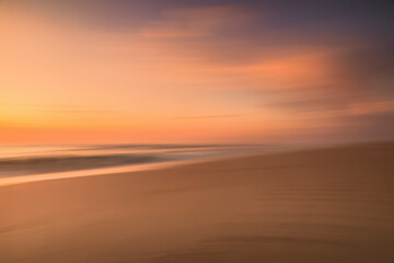 Fototapeta na wymiar Farbenfroher Sonnenuntergang am Meer, Aufnahme mit absichtlicher Kamerabwegung (ICM)