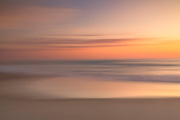 Farbenfroher Sonnenuntergang am Meer, Aufnahme mit absichtlicher Kamerabwegung (ICM)