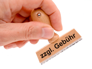 Mieterhöhung gedruckt auf Holzstempel