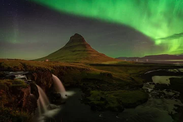 Foto op Plexiglas Kirkjufell Kirkjufell under aurora
