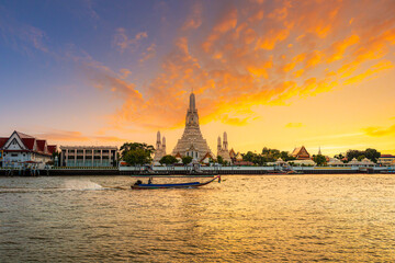 Fototapeta na wymiar Wat Arun Ratchawararam Ratchaworamahawihan,The beauty and highlight of Wat Arun is the Prang which is located on the Chao Phraya River. It is Thai
