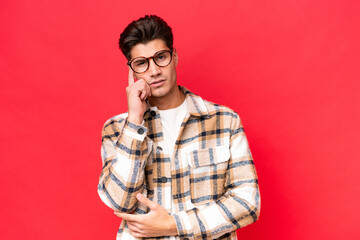 Fototapeta premium Young caucasian handsome man isolated on red background thinking an idea