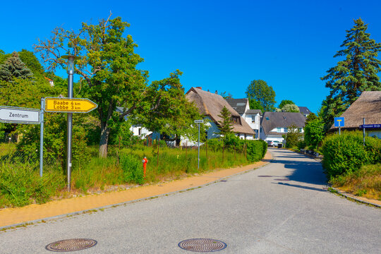 Ostsee Kurort Seebad G&ouml;hren, Wegweiser und Ferienh&auml;user in der Sommersaison - Urlaub auf der Insel R&uuml;gen / M&ouml;nchgut