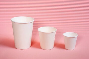 Various sized to go coffee cups.