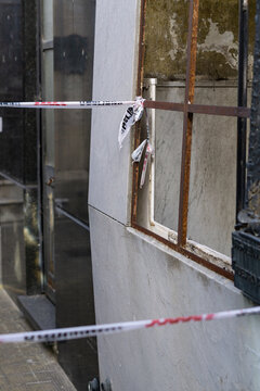 Danger/peligro - broken wall/window - pared en derrumbe