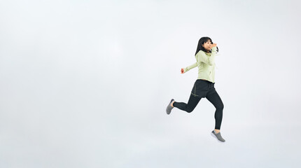 Fototapeta na wymiar ジャンプするスポーツウェアを着た女性