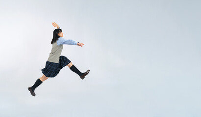 Obraz na płótnie Canvas ジャンプする制服の女子学生