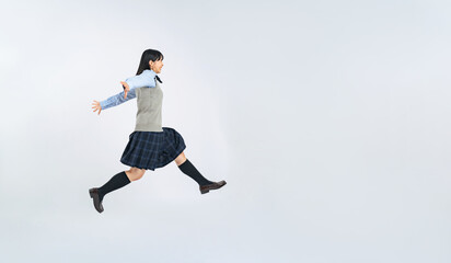 Fototapeta na wymiar ジャンプする制服の女子学生