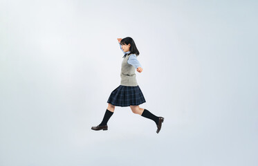 ジャンプする制服の女子学生