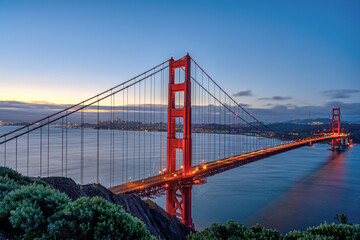 The Golden Gate Bridge with San Francisco in the back at dawn - obrazy, fototapety, plakaty