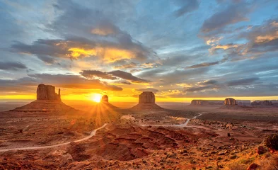 Fotobehang Dramatic sunrise in the amazing Monument Valley in Arizona, USA © elxeneize