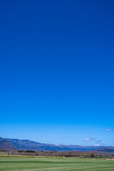 澄んだ青空の晴れた日の田舎