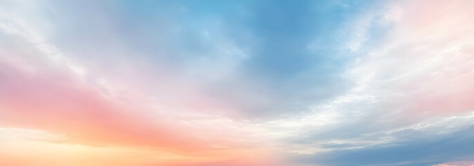 ドラマチックな夕焼けでカラフルな空と雲 © RYOTA IWASAKI