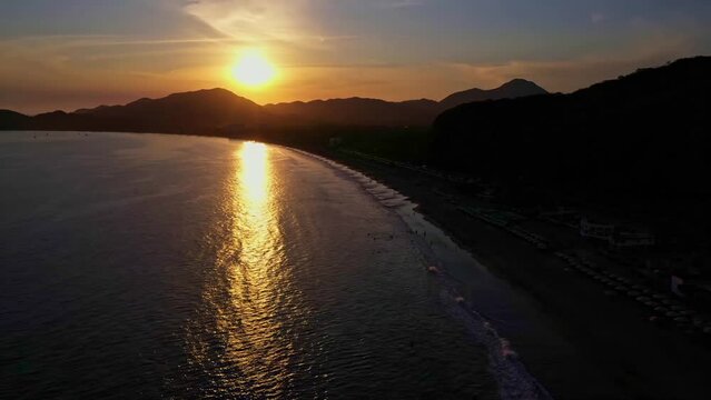 Reflejo de un atardecer sobre playas en Colima, M&eacute;xico.