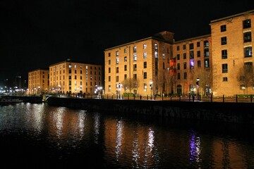 Obraz premium Stunning nightscape of Royal Albert Dock in Liverpool