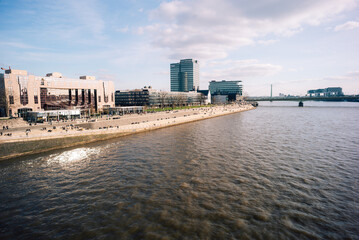 Obraz premium Blick auf Rheinufer bei schönem Wetter im Frühling