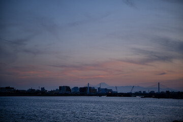 Fototapeta premium 多摩川の流れとマジックアワーの空
