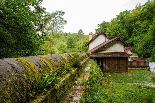 Le syst&egrave;me d&rsquo;approvisionnement en eau du moulin de la Doue, Jura, Doubs, Bourgogne-Franche-Comt&eacute;, France