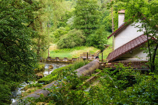 L'arri&egrave;re du moulin de la Doue et son syst&egrave;me d&rsquo;alimentation en eau vu depuis la source de la Doue, Jura, Doubs, Bourgogne-Franche-Comt&eacute;, France