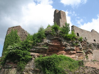 Fototapeta na wymiar Ruine der Madenburg auf Felsen