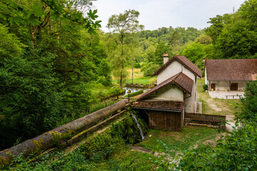 Fototapeta na wymiar Le système d’approvisionnement en eau du moulin de la Doue, Jura, Doubs, Bourgogne-Franche-Comté, France