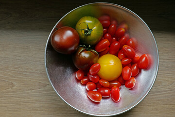 Tomates et plat argenté