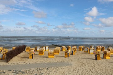 Strandkörbe am Strand der Nordsee in Cuxhaven Duhnen