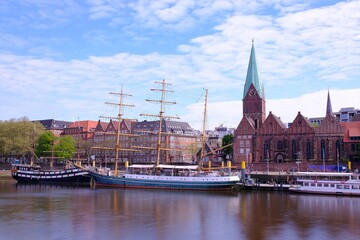 Panorama von Bremen mit Blick &uuml;ber die Weser auf die Altstadt