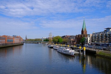 Fototapeta na wymiar Panorama von Bremen mit Blick über die Weser auf die Altstadt