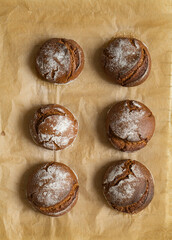 Obraz premium Warm rye buns on baking paper