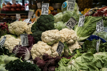 Stragan na placu targowym z warzywami. Ogórki, kalafior, brokuł, sałata. © siwyk