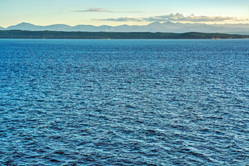 Obraz premium Coastal Mountains view from a ship in Pacific ocean