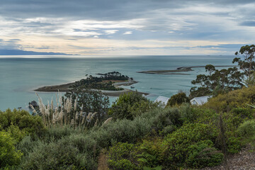 ニュージーランド　ネルソンのプリンセス・ドライブ・ルックアウトから見えるタスマン湾とハウラショア島
