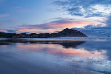 ニュージーランド　夕焼けで染まった空とファラリキ・ビーチ
