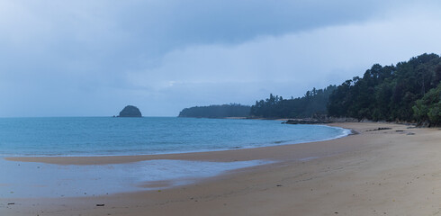 ニュージーランド　アベル・タスマン国立公園にあるスプリット・アップル・ロックのビーチ