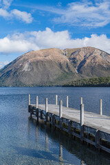 ニュージーランド　ネルソン・レイクス国立公園の桟橋から見えるロトイティ湖とロバート山 - obrazy, fototapety, plakaty