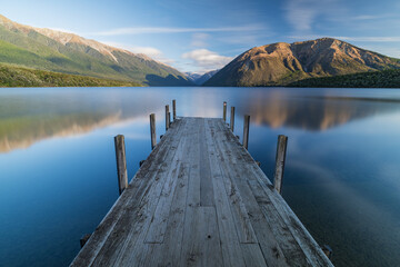 Obraz premium ニュージーランド ネルソン・レイクス国立公園の桟橋から見えるロトイティ湖と南アルプス山脈