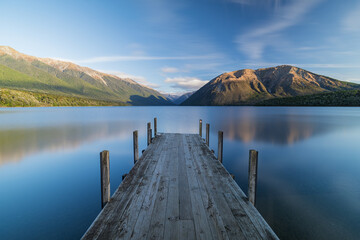 Fototapeta premium ニュージーランド ネルソン・レイクス国立公園の桟橋から見えるロトイティ湖と南アルプス山脈