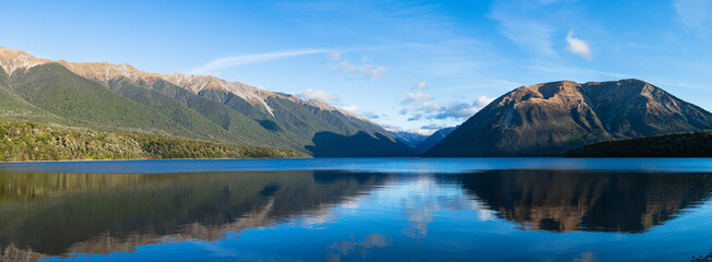 ニュージーランド　ネルソン・レイクス国立公園のロトイティ湖とロバート山
