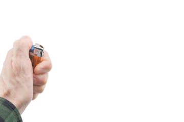 immagine primo piano di mano maschile che regge accendino, accendisigari a gas su sfondo trasparente
